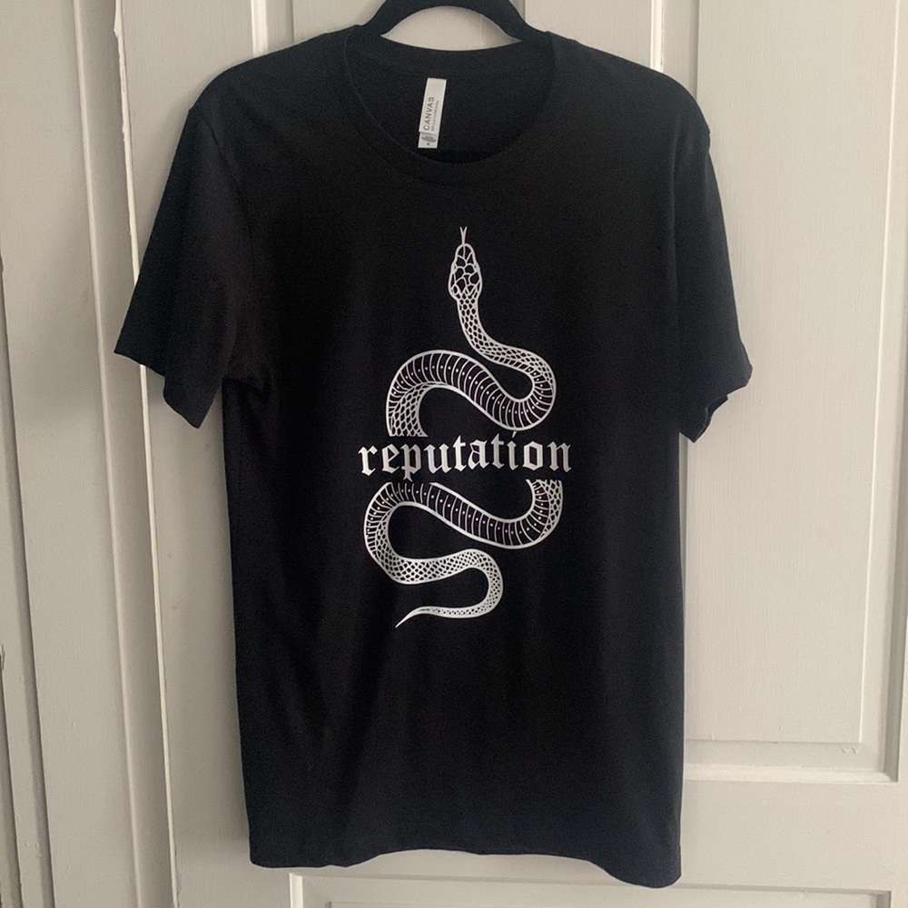 Taylor Swift Eras Tour Reputation T-shirt adult Size M with small hole on back